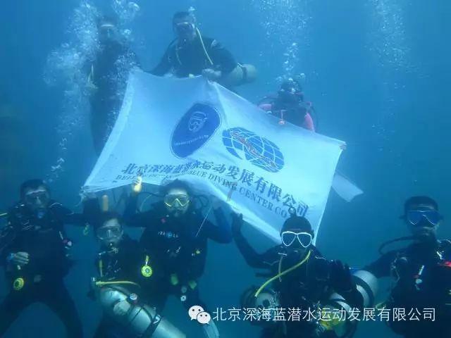 热门话题尽在一个长方形刚好剪成四个正方形它的周长比原来增加72厘米问长方形的面积是多少?红迪网